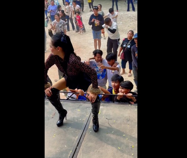 LOL! These Kids Got A Show When They Showed Up At The Show.