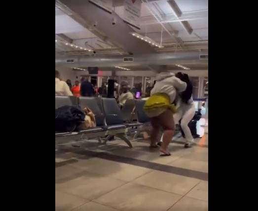 People Left Confused After A Mother And Daughter Got Into A Fight At The Bus Terminal.