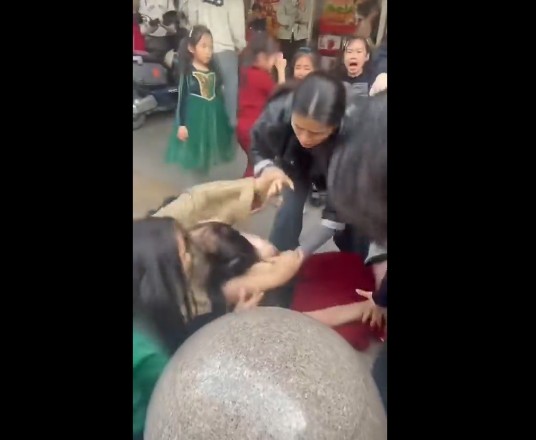Insane! 5 Mothers Get Into A Brawl Outside Of Their Children’s Kindergarten School. Got The Babies Out There Crying!