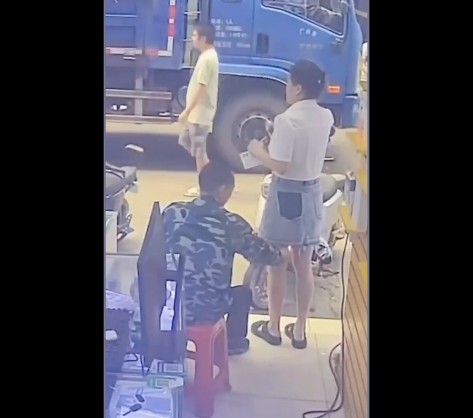 For No Reason, A Man Set A Lady’s Skirt On Fire.